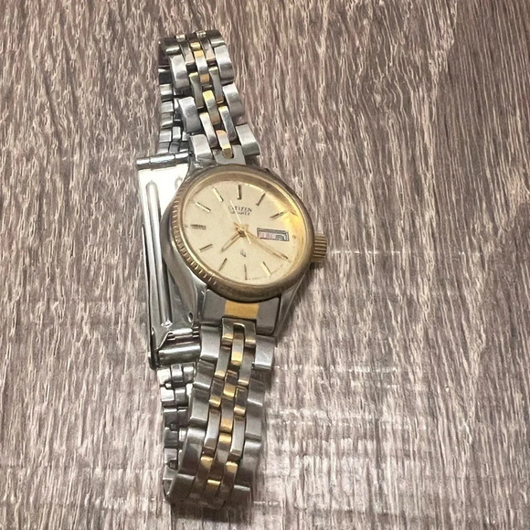 Citizen Quartz Calendar Silver Gold Watch Ladies ClassicWater Resistant - Picture 2 of 4